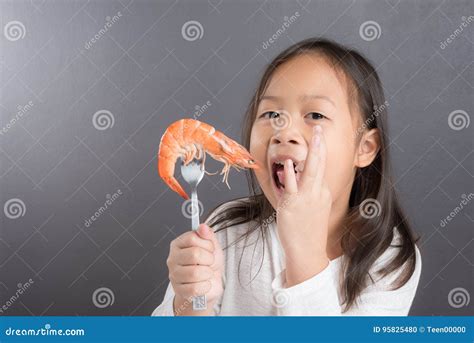 Can children eat prawns?